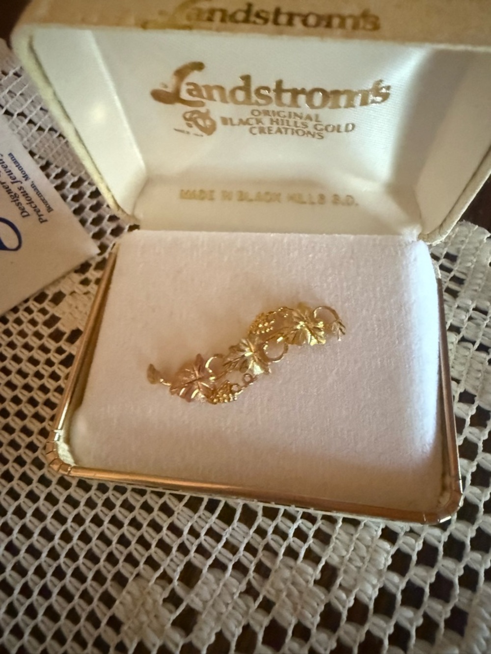 😍Vintage NWB 10K Landstroms Black Hills gold brooch